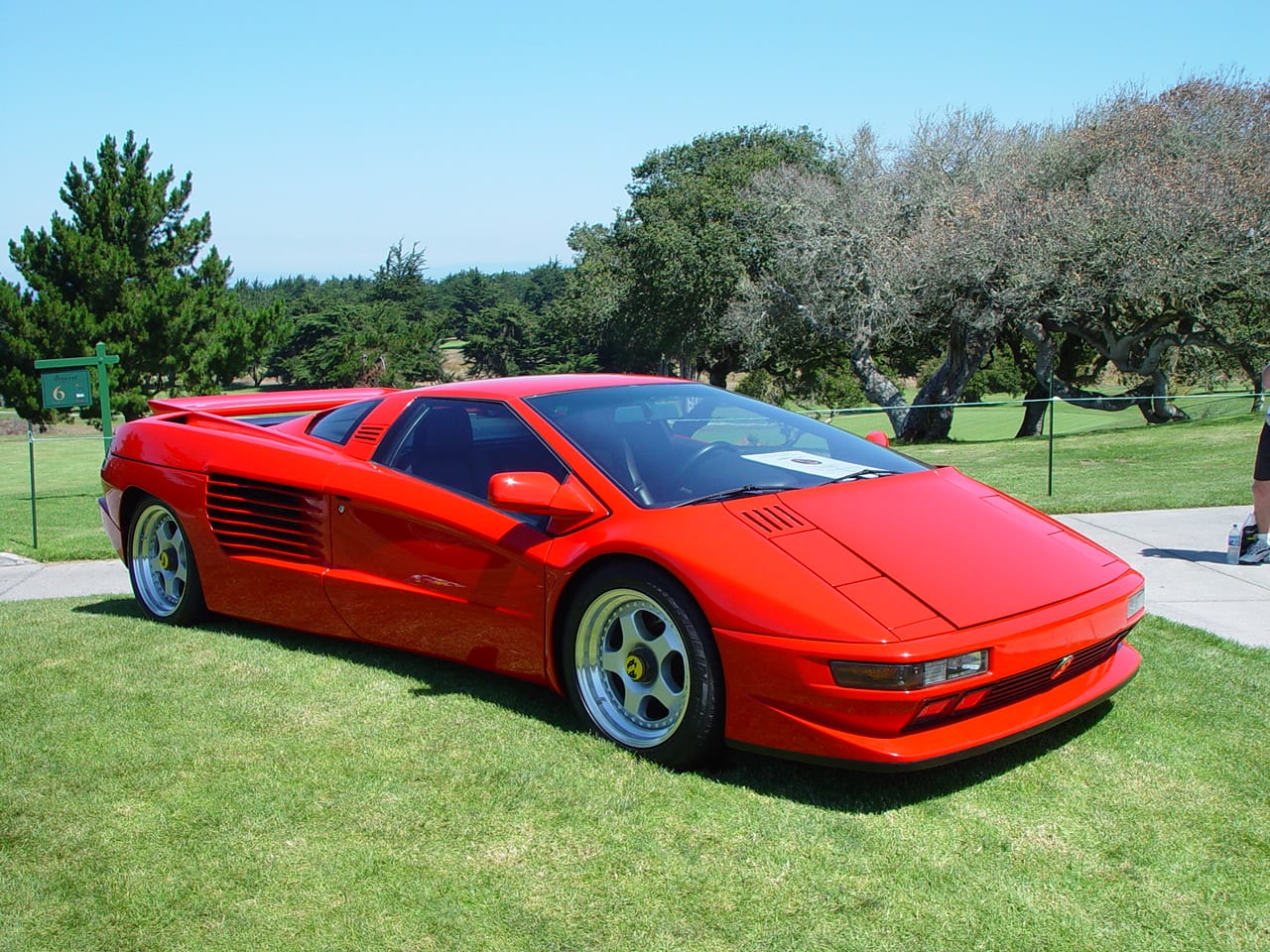 Cizeta-Moroder V16T rojo exhibido sobre el césped del Concorso Italiano.