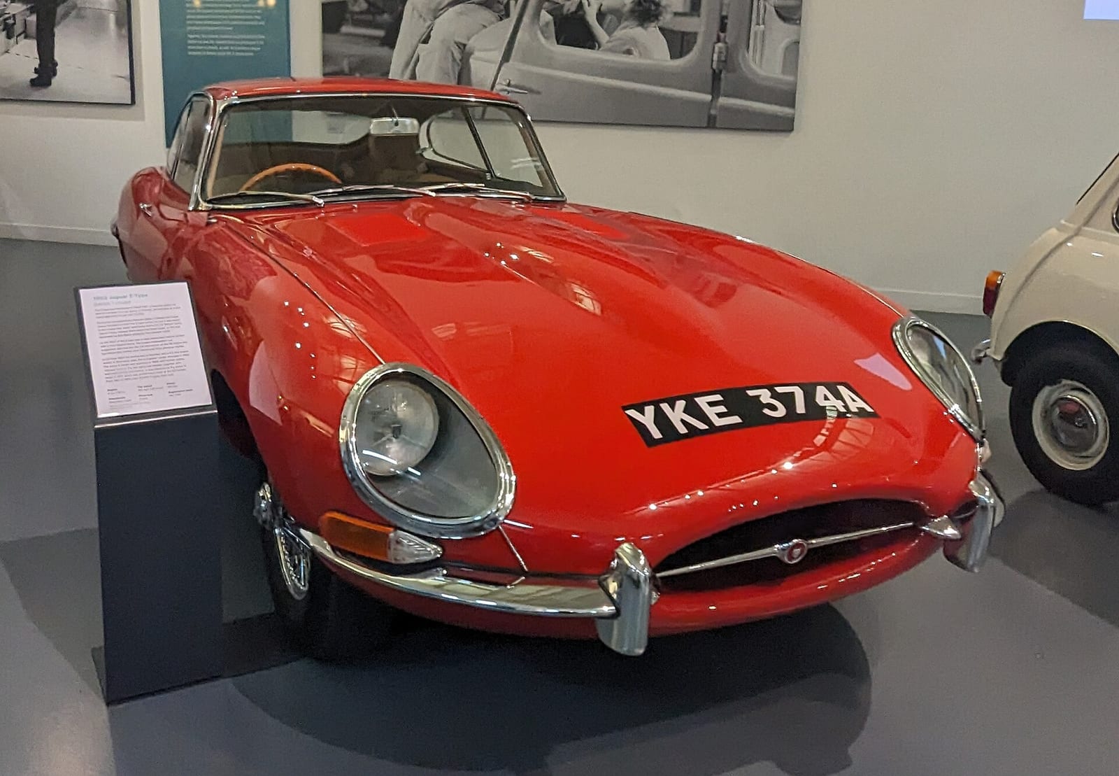 Jaguar E-Type rojo de los años sesenta exhibido en un museo.