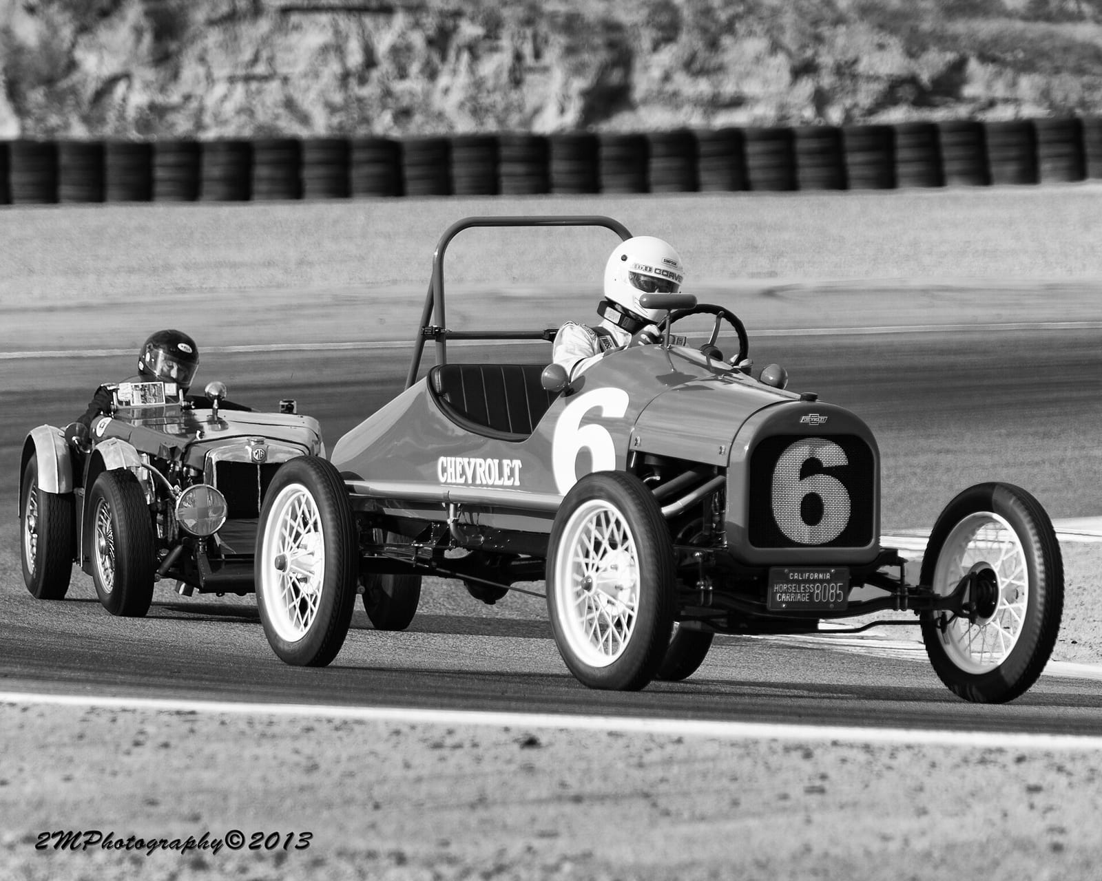 Fotografía en blanco y negro de un Chevrolet 490 Speedster de 1917 compitiendo en Laguna Seca.