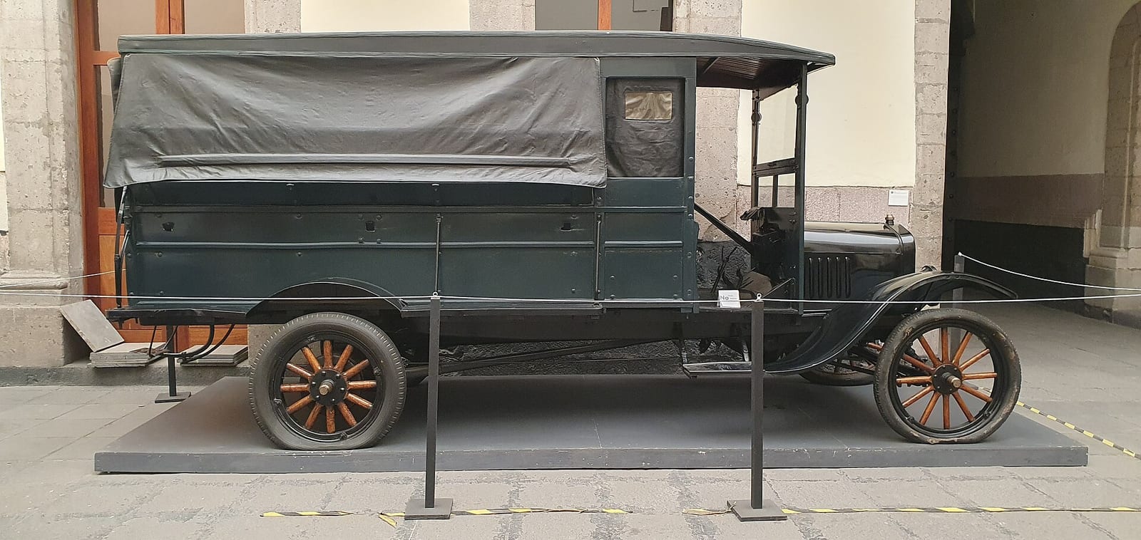Camión Ford de 1923 con caja de lona, exhibido en un patio del Museo de la Ciudad de México.