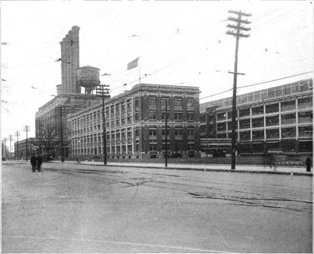 Fachada de la planta de Ford en Highland Park hacia 1922.