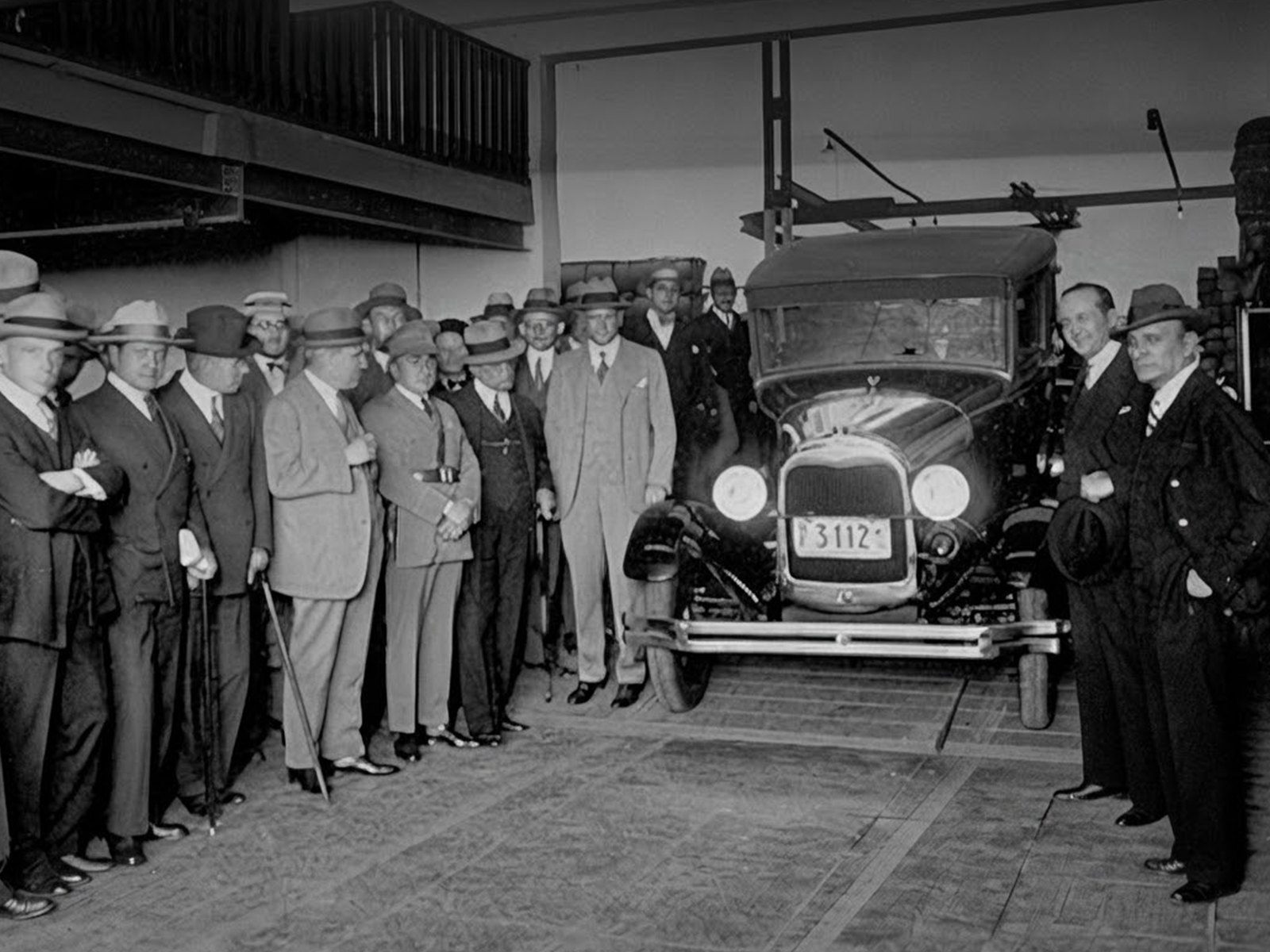 Ford Modelo T Touring de 1925, negro, con capota de lona.