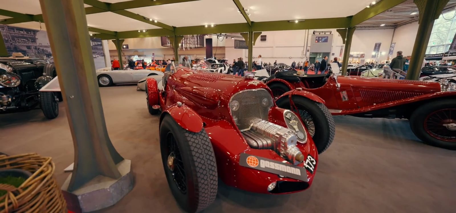 Bentley rojo de preguerra con el compresor al frente, junto a otros autos de los años treinta.